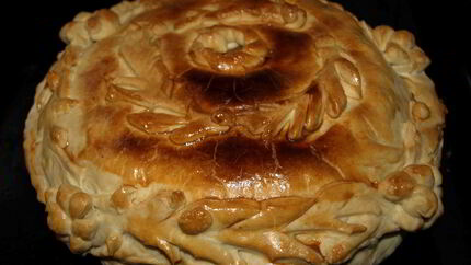 Курник из слоенного теста с блинами, грибами и курицей