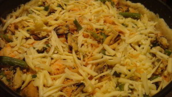 открытый пирог с семгой, мидиями и стручковой фасолью