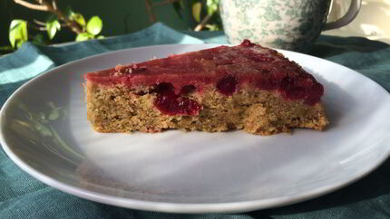 Перевернутый клюквенный пирог с фисташками