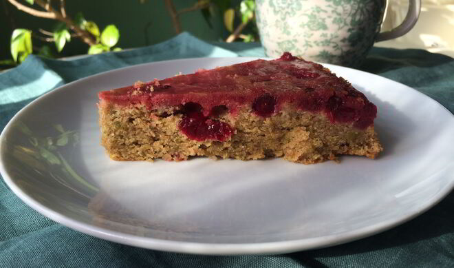 Перевернутый клюквенный пирог с фисташками