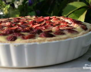 Пирог из слоеного теста с клубникой