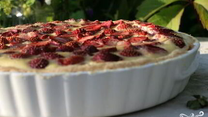 Пирог из слоеного теста с клубникой