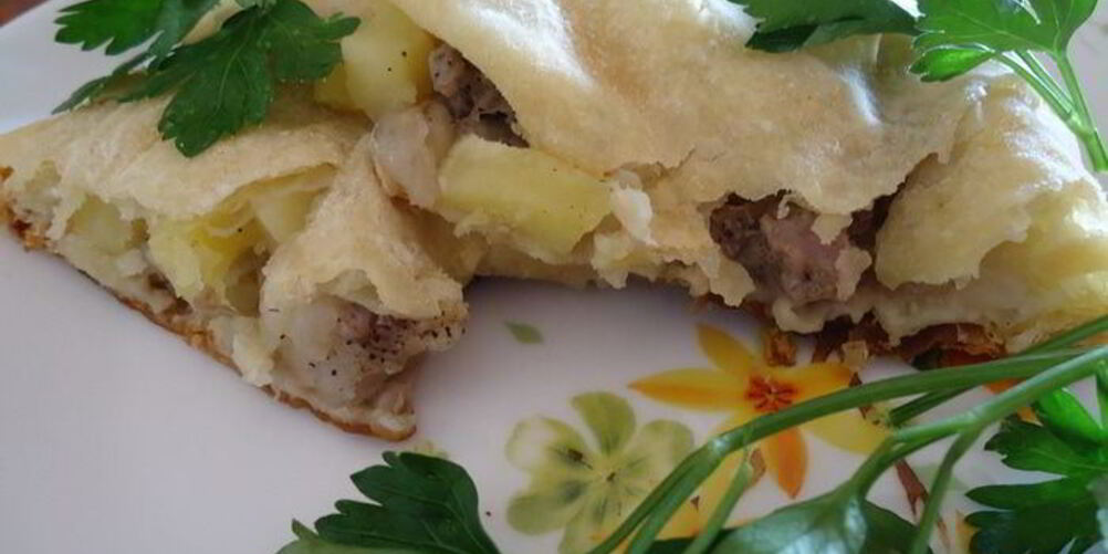 Рецепт пирога из слоеного теста с мясом и картофелем