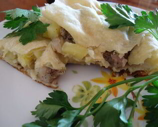 Пирог из слоеного теста с мясом и картофелем
