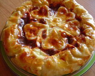 Пирог из слоеного теста с творогом и зеленью