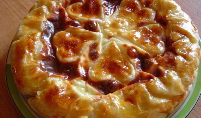 Пирог из слоеного теста с творогом и зеленью