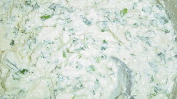 пирог из слоеного теста с творогом и зеленью