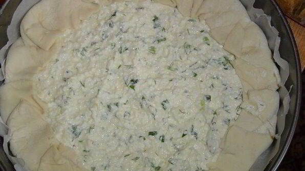 пирог из слоеного теста с творогом и зеленью