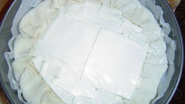 пирог из слоеного теста с творогом и зеленью