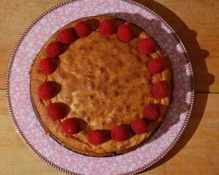 Пирог с белым шоколадом и малиной