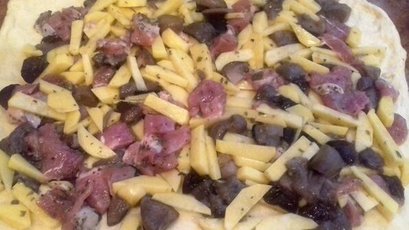 пирог с картофелем, индейкой и грибами