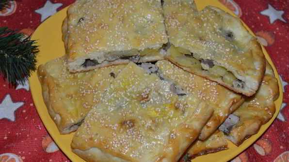 пирог с картофелем, индейкой и грибами
