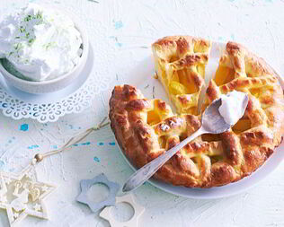 Пирог с нектаринами и взбитыми сливками