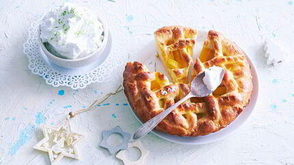 Пирог с нектаринами и взбитыми сливками