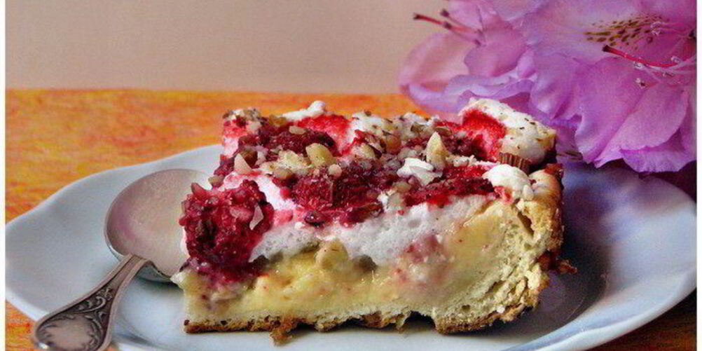 Рецепт пирога с ревенем и клубникой