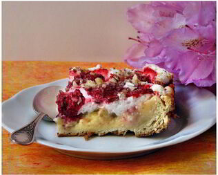 Пирог с ревенем и клубникой