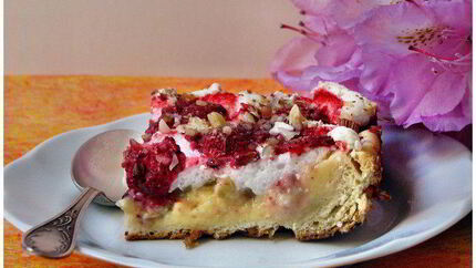 Пирог с ревенем и клубникой