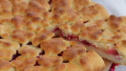 Пирог с яблоками и брусникой