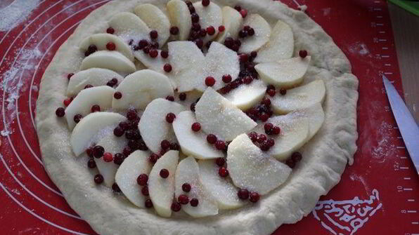 пирог с яблоками и брусникой
