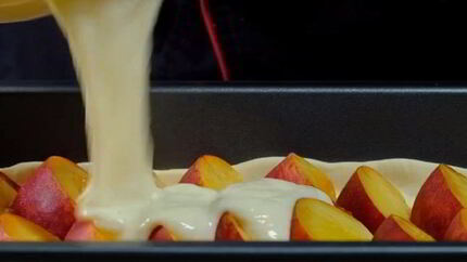 Пирог со свежими персиками