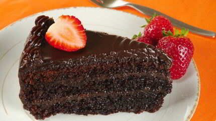 Шоколадный пирог с клубникой