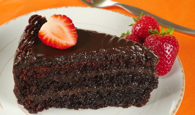 Шоколадный пирог с клубникой