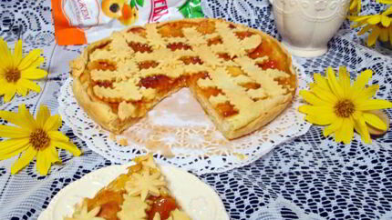 Творожно-абрикосовый песочный пирог с абрикосовым джемом