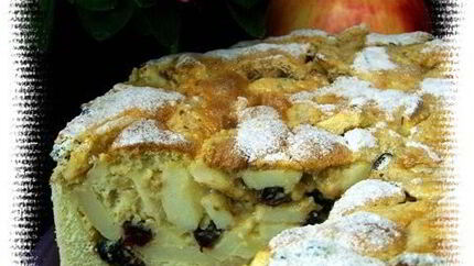 Яблочный пирог с миндалем, клюквой и изюмом