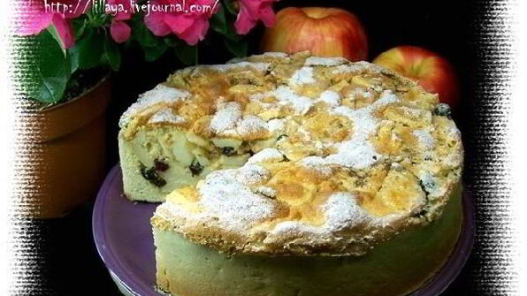 яблочный пирог с миндалем, клюквой и изюмом