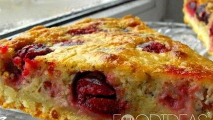 Заливной пирог с вишней в духовке