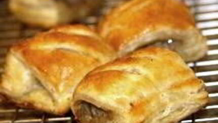 Пирожки из слоеного теста с шампиньонами