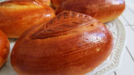 Пирожки с начинкой из картофельного пюре, лука и бекона