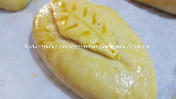 пирожки с начинкой из картофельного пюре, лука и бекона