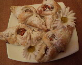 Пирожки с орехами на слоеном тесте