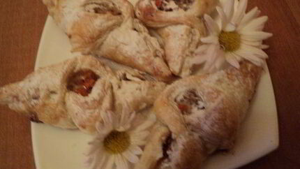 Пирожки с орехами на слоеном тесте