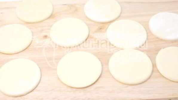 рождественские пирожки с грибами и курицей