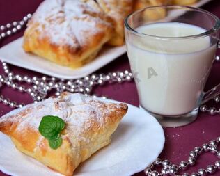 Слоеные пирожки конвертики с яблоками в духовке