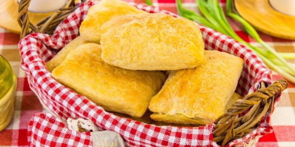 Рецепт слоеных пирожков с курицей и картофелем