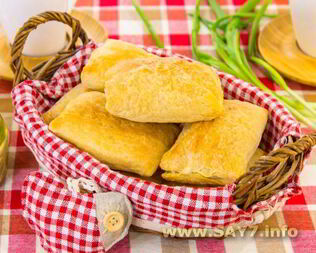 Слоеные пирожки с курицей и картофелем