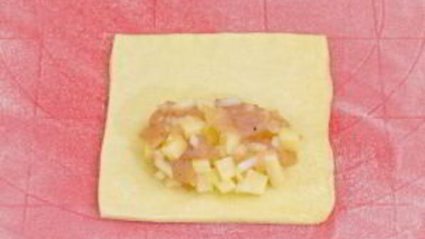 слоеные пирожки с курицей и картофелем