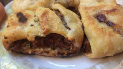 Слоеные пирожки с мясной начинкой