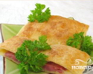 Слоеные пирожки с ветчиной и сыром