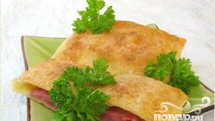 Слоеные пирожки с ветчиной и сыром