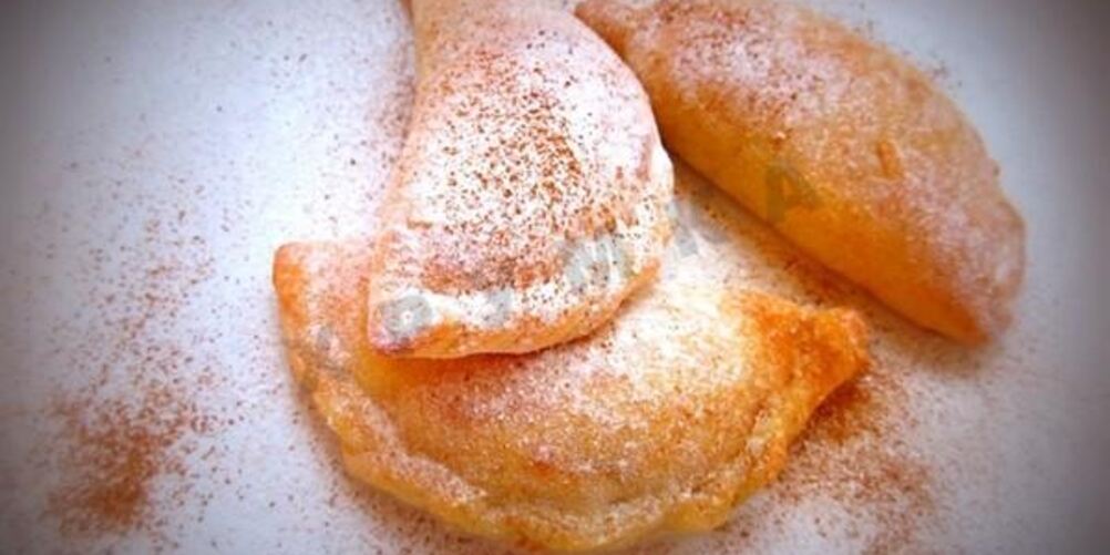 Рецепт творожных пирожков в духовке с яблоком и корицей