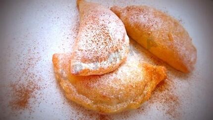 Творожные пирожки в духовке с яблоком и корицей