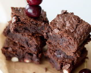 Брауни с вишней и миндалем