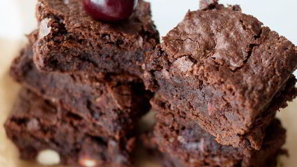 Брауни с вишней и миндалем