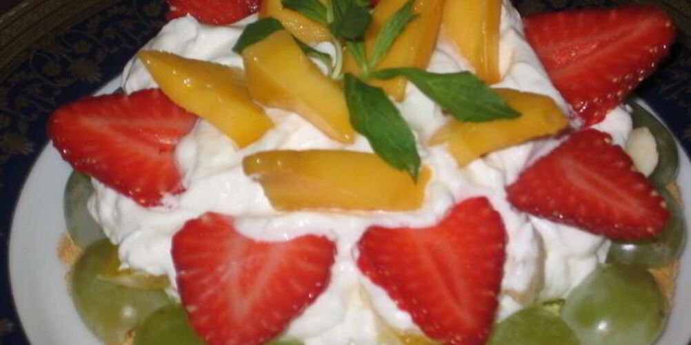 Рецепт фруктово-ягодного пирожного с фисташками на лимонно-белковой основе