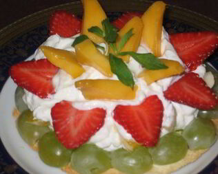 Фруктово-ягодное пирожное с фисташками на лимонно-белковой основе