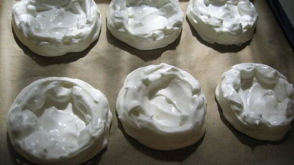 фруктово-ягодное пирожное с фисташками на лимонно-белковой основе